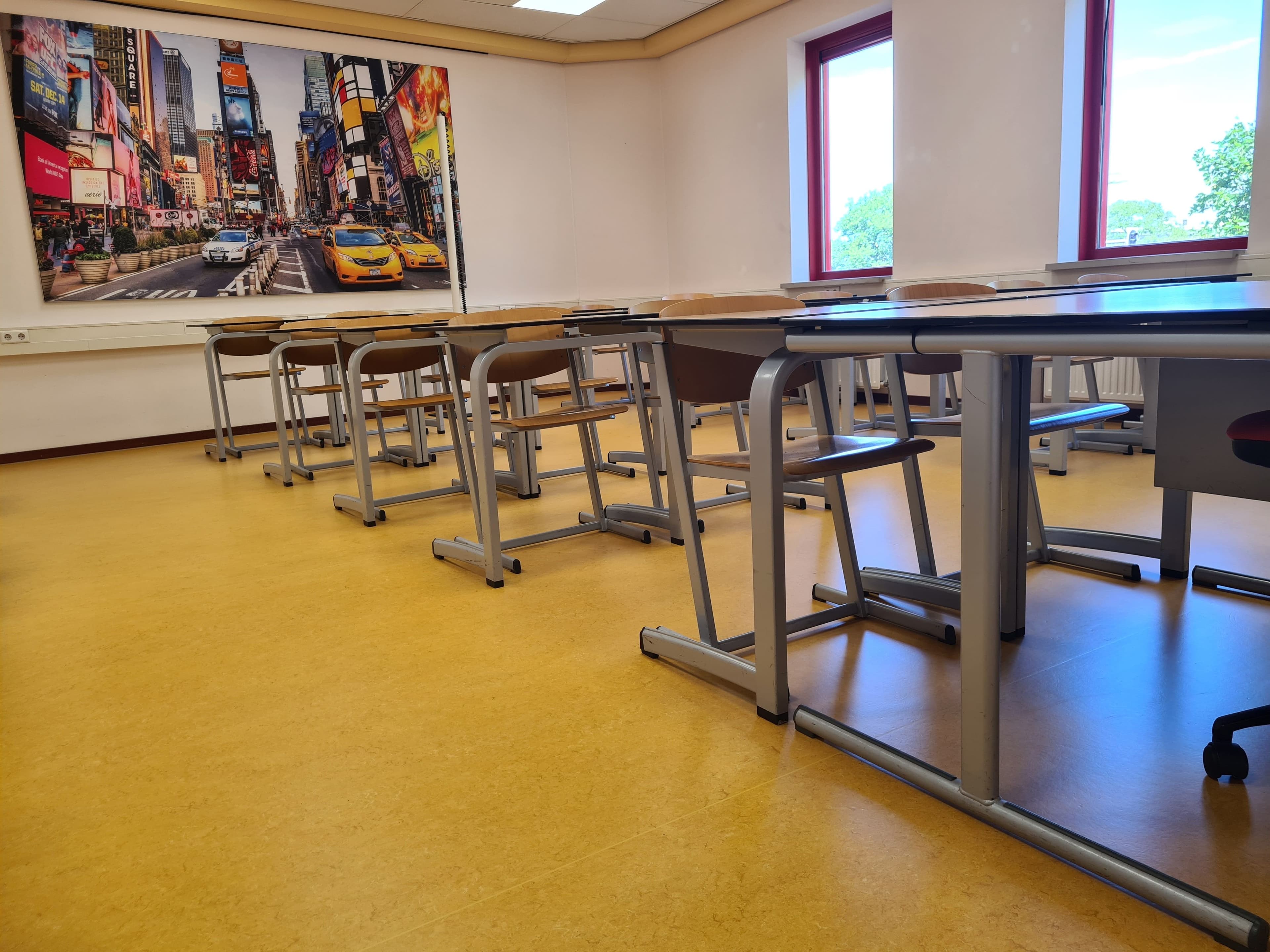 Het klaslokaal weer in gebruik met de nieuwe Floor One Plus-vloer