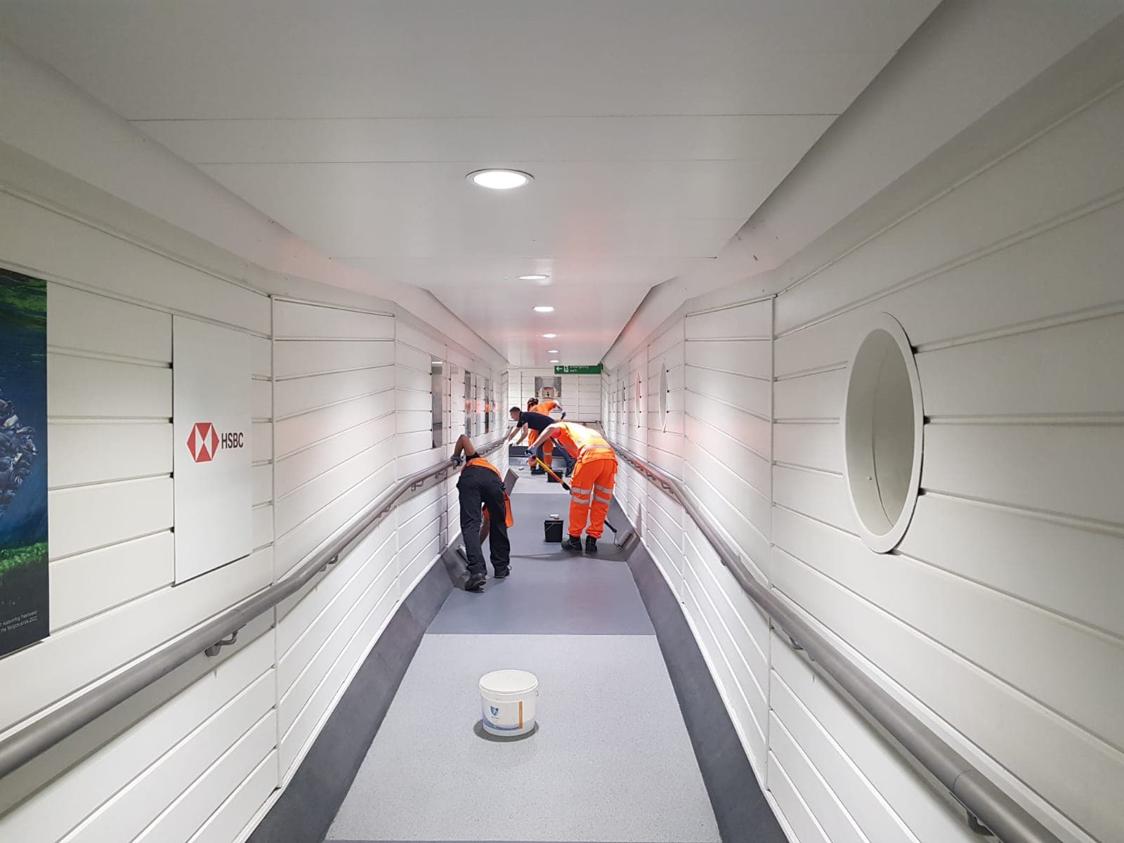 Aanbrengen van een beschermende vloercoating in een passagiersgang van Heathrow Airport